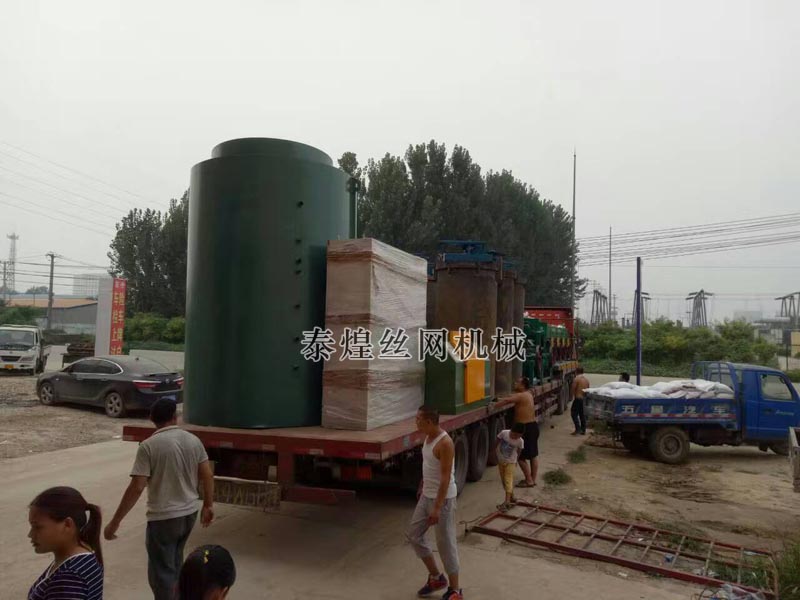 復(fù)合直進(jìn)式拔絲機(jī)裝車(chē)發(fā)貨中