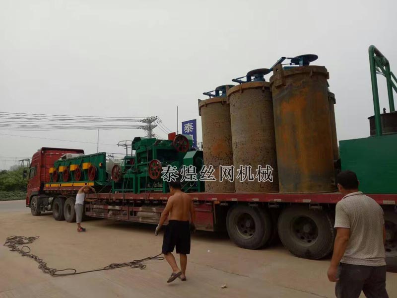 復(fù)合直進(jìn)式拔絲機(jī)裝車(chē)發(fā)貨中